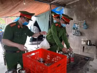 Nhân dân 'canh nóng, cơm dẻo' mang đến chốt trực phòng chống Covid cửa ngõ Thủ đô