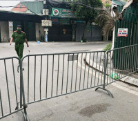 Ven hồ Tây chỉ còn dáng bóng những người làm nhiệm vụ ứng trực