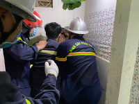 Thót tim giải cứu bé trai mắc kẹt hơn 1 ngày đêm tại khe tường bê tông