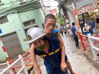 Thót tim giải cứu bé trai mắc kẹt hơn 1 ngày đêm tại khe tường bê tông