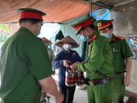 Nhân dân 'canh nóng, cơm dẻo' mang đến chốt trực phòng chống Covid cửa ngõ Thủ đô