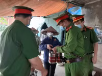 Nhân dân 'canh nóng, cơm dẻo' mang đến chốt trực phòng chống Covid cửa ngõ Thủ đô