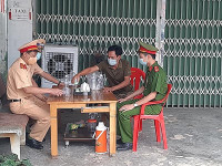 Nhân dân 'canh nóng, cơm dẻo' mang đến chốt trực phòng chống Covid cửa ngõ Thủ đô