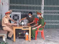 Nhân dân 'canh nóng, cơm dẻo' mang đến chốt trực phòng chống Covid cửa ngõ Thủ đô