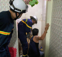 Thót tim giải cứu bé trai mắc kẹt hơn 1 ngày đêm tại khe tường bê tông