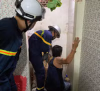 Thót tim giải cứu bé trai mắc kẹt hơn 1 ngày đêm tại khe tường bê tông