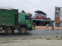 Nhân dân 'canh nóng, cơm dẻo' mang đến chốt trực phòng chống Covid cửa ngõ Thủ đô