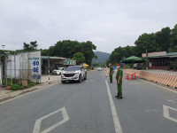 Nhân dân 'canh nóng, cơm dẻo' mang đến chốt trực phòng chống Covid cửa ngõ Thủ đô