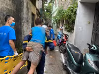 Thót tim giải cứu bé trai mắc kẹt hơn 1 ngày đêm tại khe tường bê tông