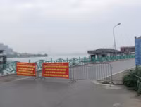 Ven hồ Tây chỉ còn dáng bóng những người làm nhiệm vụ ứng trực
