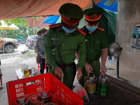 Nhân dân 'canh nóng, cơm dẻo' mang đến chốt trực phòng chống Covid cửa ngõ Thủ đô