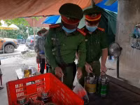 Nhân dân 'canh nóng, cơm dẻo' mang đến chốt trực phòng chống Covid cửa ngõ Thủ đô