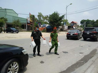 Nhân dân 'canh nóng, cơm dẻo' mang đến chốt trực phòng chống Covid cửa ngõ Thủ đô