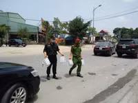 Nhân dân 'canh nóng, cơm dẻo' mang đến chốt trực phòng chống Covid cửa ngõ Thủ đô