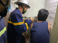 Thót tim giải cứu bé trai mắc kẹt hơn 1 ngày đêm tại khe tường bê tông