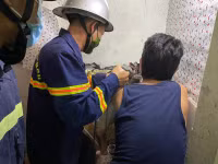 Thót tim giải cứu bé trai mắc kẹt hơn 1 ngày đêm tại khe tường bê tông