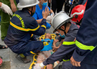 Thót tim giải cứu bé trai mắc kẹt hơn 1 ngày đêm tại khe tường bê tông