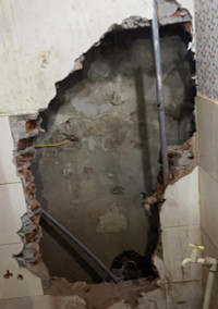 Thót tim giải cứu bé trai mắc kẹt hơn 1 ngày đêm tại khe tường bê tông