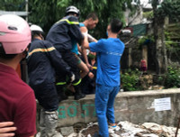 Thót tim giải cứu bé trai mắc kẹt hơn 1 ngày đêm tại khe tường bê tông