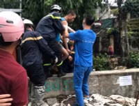 Thót tim giải cứu bé trai mắc kẹt hơn 1 ngày đêm tại khe tường bê tông