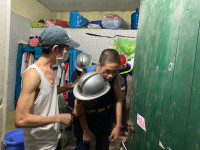 Thót tim giải cứu bé trai mắc kẹt hơn 1 ngày đêm tại khe tường bê tông