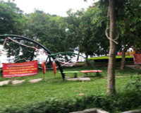 Ven hồ Tây chỉ còn dáng bóng những người làm nhiệm vụ ứng trực