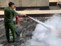 Công an quận Nam Từ Liêm huy động lực lượng thực tập phương án chữa cháy, cứu nạn tại nhà cao tầng