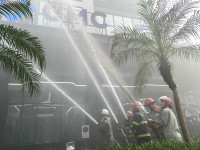 Điều xe thang, huy động lực lượng cứu người mắc kẹt trong tình huống cháy giả định