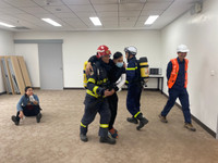  Điều xe thang đến xử lý sự cố cháy giả định tại Bệnh biện Việt - Pháp