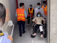  Điều xe thang đến xử lý sự cố cháy giả định tại Bệnh biện Việt - Pháp