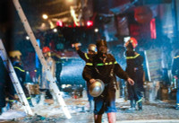 Những hình ảnh xúc động về người lính cứu hỏa cứu người tại đám cháy có nhiều bình khí gas ở Đan Phượng