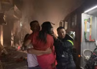 Những hình ảnh xúc động về người lính cứu hỏa cứu người tại đám cháy có nhiều bình khí gas ở Đan Phượng