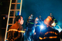 Những hình ảnh xúc động về người lính cứu hỏa cứu người tại đám cháy có nhiều bình khí gas ở Đan Phượng