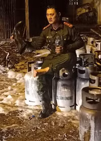 Những hình ảnh xúc động về người lính cứu hỏa cứu người tại đám cháy có nhiều bình khí gas ở Đan Phượng