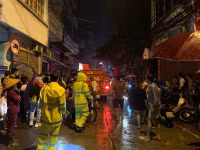 Những hình ảnh xúc động về người lính cứu hỏa cứu người tại đám cháy có nhiều bình khí gas ở Đan Phượng