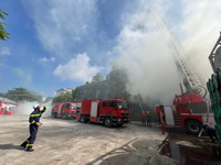 Hình ảnh thực binh chữa cháy tìm kiếm cứu nạn trong môi trường nguy hiểm tại huyện Gia Lâm