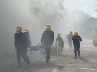 Hình ảnh thực binh chữa cháy tìm kiếm cứu nạn trong môi trường nguy hiểm tại huyện Gia Lâm