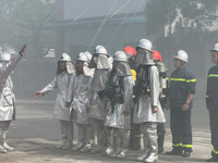 Hình ảnh thực binh chữa cháy tìm kiếm cứu nạn trong môi trường nguy hiểm tại huyện Gia Lâm