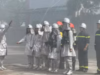 Hình ảnh thực binh chữa cháy tìm kiếm cứu nạn trong môi trường nguy hiểm tại huyện Gia Lâm