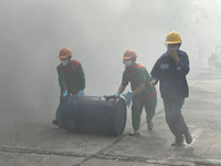 Hình ảnh thực binh chữa cháy tìm kiếm cứu nạn trong môi trường nguy hiểm tại huyện Gia Lâm