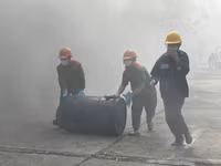 Hình ảnh thực binh chữa cháy tìm kiếm cứu nạn trong môi trường nguy hiểm tại huyện Gia Lâm