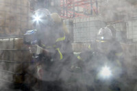 Hình ảnh thực binh chữa cháy tìm kiếm cứu nạn trong môi trường nguy hiểm tại huyện Gia Lâm