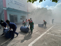 Hình ảnh thực binh chữa cháy tìm kiếm cứu nạn trong môi trường nguy hiểm tại huyện Gia Lâm