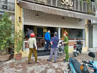 Những hình ảnh trước khi thực hiện quy định 'hàng ăn chỉ bán mang về', gội đầu, cắt tóc ngừng hoạt động