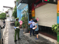 [Ảnh] Công an Hà Nội vận động chủ các cửa hàng ăn, uống chỉ bán mang về, đóng cửa cắt tóc gội đầu