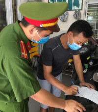 Những hình ảnh trước khi thực hiện quy định 'hàng ăn chỉ bán mang về', gội đầu, cắt tóc ngừng hoạt động