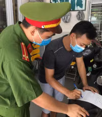 Những hình ảnh trước khi thực hiện quy định 'hàng ăn chỉ bán mang về', gội đầu, cắt tóc ngừng hoạt động