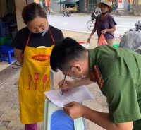 Những hình ảnh trước khi thực hiện quy định 'hàng ăn chỉ bán mang về', gội đầu, cắt tóc ngừng hoạt động