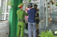 Những hình ảnh trước khi thực hiện quy định 'hàng ăn chỉ bán mang về', gội đầu, cắt tóc ngừng hoạt động