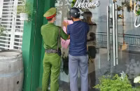Những hình ảnh trước khi thực hiện quy định 'hàng ăn chỉ bán mang về', gội đầu, cắt tóc ngừng hoạt động